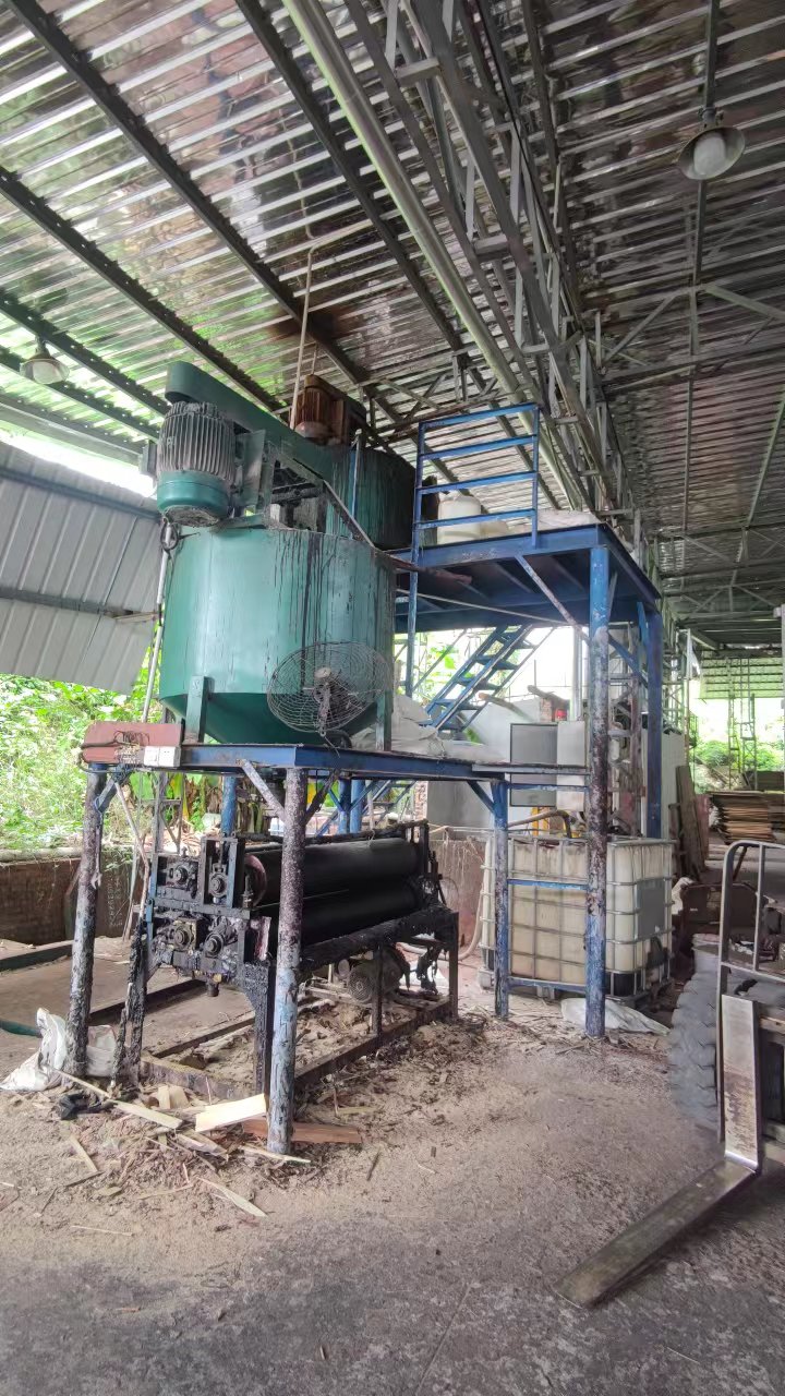 Rolling Red Glue Machine